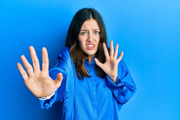 Mujer Morena Joven Vistiendo Una Camisa Azul Casual Asustada Aterrorizada — Foto de Stock