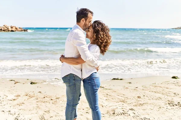 Hispanisches Paar Mittleren Alters Küsst Und Umarmt Stehend Strand — Stockfoto