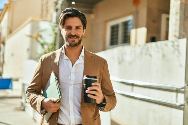 Junger Hispanischer Geschäftsmann Lächelt Glücklich Beim Kaffeetrinken Der Stadt — Stockfoto