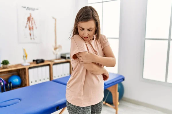 Fizyoterapi Kliniğinde Kol Ağrısı Olan Orta Yaşlı Spanyol Bir Kadın — Stok fotoğraf