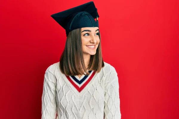 Young Brunette Girl Wearing Graduation Cap Looking Away Side Smile — Stock fotografie