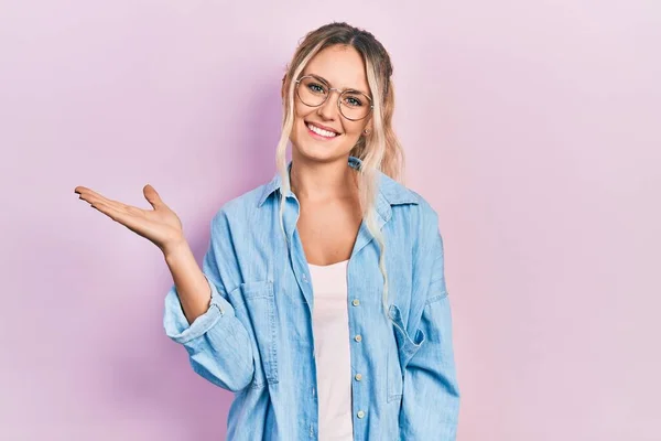 Mooie Jonge Blonde Vrouw Dragen Casual Kleding Bril Glimlachend Vrolijke — Stockfoto