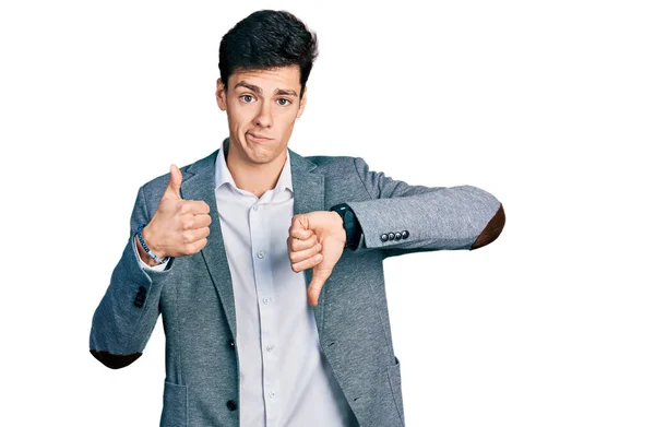 Young Hispanic Man Wearing Business Clothes Doing Thumbs Disagreement Agreement — Stock Photo, Image