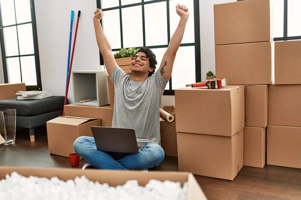 Jonge Latijns Amerikaanse Man Met Behulp Van Laptop Met Handen — Stockfoto