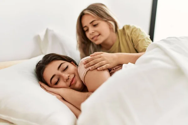 Νεαρή Γυναίκα Ξυπνάει Την Νυσταγμένη Κοπέλα Της Στο Υπνοδωμάτιο — Φωτογραφία Αρχείου