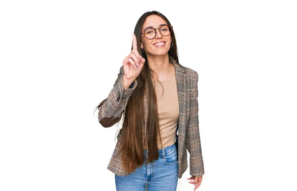 Νεαρό Ισπανόφωνο Κορίτσι Που Φοράει Επαγγελματικά Ρούχα Και Γυαλιά Που — Φωτογραφία Αρχείου