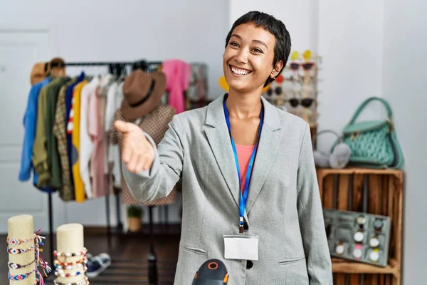 Молода Іспаномовна Жінка Покупця Посміхається Впевнено Виступати Магазині Одягу — стокове фото