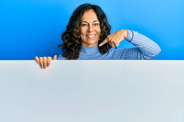 Middle Age Hispanic Woman Holding Blank Empty Banner Looking Confident — Stock Fotó