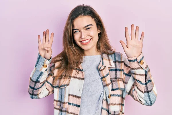 Ung Kaukasiska Flicka Bär Casual Kläder Visar Och Pekar Upp — Stockfoto