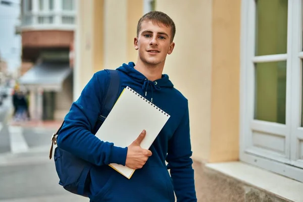 Jovem Estudante Loira Sorrindo Feliz Segurando Notebook Universidade — Fotografia de Stock