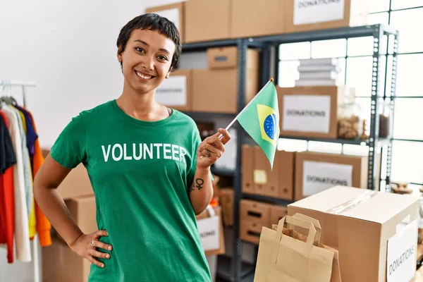 Young Hispanic Woman Wearing Volunteer Uniform Holding Brazil Flag Charity — Stok fotoğraf