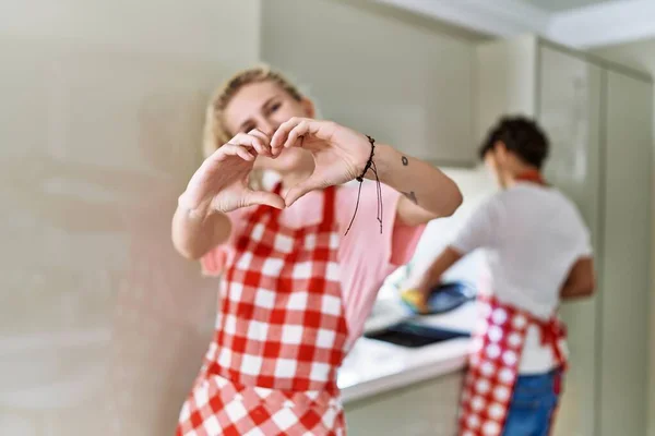 Young Caucasian Woman Wearing Apron Husband Doing Housework Washing Dishes — Φωτογραφία Αρχείου