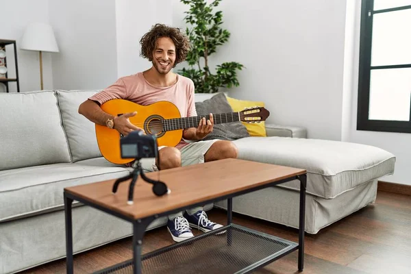 Jovem Hispânico Gravando Com Câmera Tocando Guitarra Clássica Casa — Fotografia de Stock