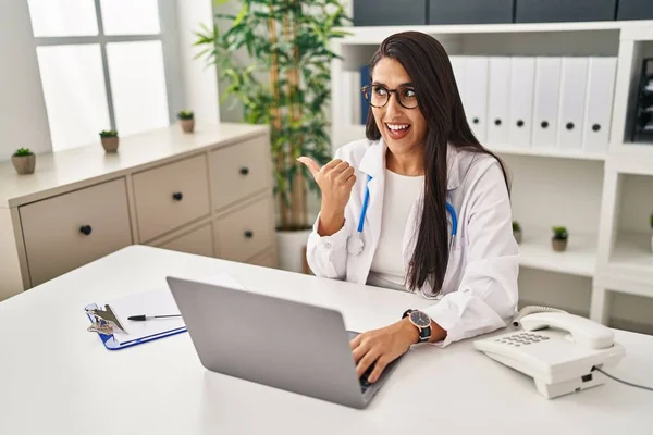 Jovem Médica Hispânica Fazendo Videochamada Clínica Apontando Polegar Para Lado — Fotografia de Stock