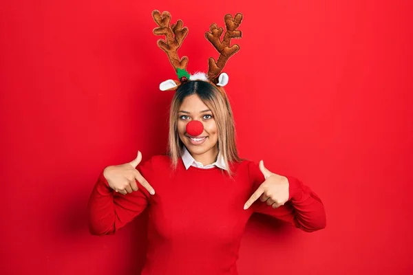 Mulher Hispânica Bonita Usando Chapéu Natal Veado Nariz Vermelho Olhando — Fotografia de Stock