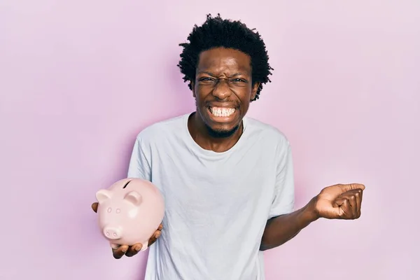 Jonge Afro Amerikaanse Man Houdt Spaarvarken Bank Schreeuwen Trots Vieren — Stockfoto