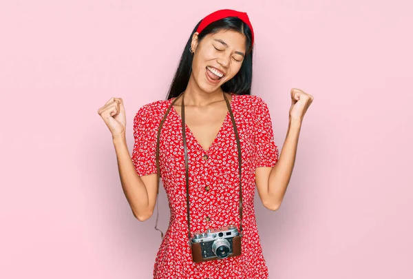 Beautiful Young Asian Woman Wearing Dress Vintage Camera Very Happy — Stockfoto