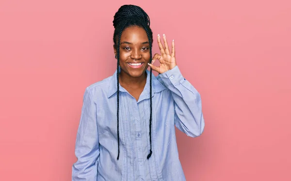 Młoda Afroamerykanka Ubrana Luźne Ubrania Uśmiechnięta Pozytywnie Robiąca Znak Dłońmi — Zdjęcie stockowe
