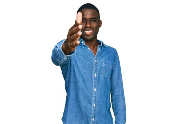 Молодой Африканский Американец Повседневной Одежде Дружелюбно Улыбаясь Предлагает Рукопожатие Качестве — стоковое фото