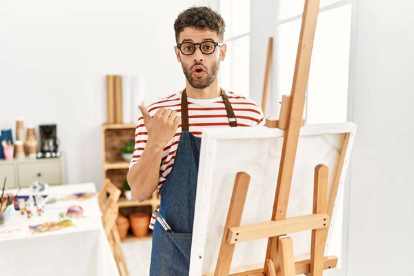Arab Young Man Art Studio Surprised Pointing Hand Finger Side — Stok fotoğraf