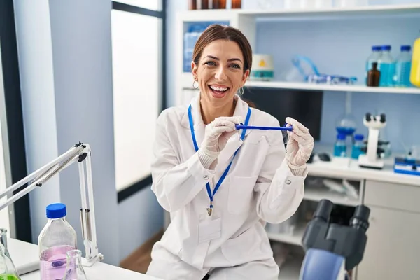 Young Brunette Woman Working Scientist Laboratory Wearing Safety Glasses Smiling — Foto Stock