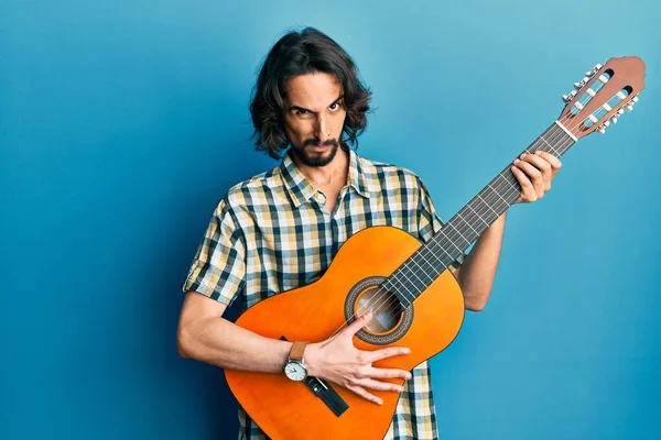 Ung Latinamerikansk Man Spelar Klassisk Gitarr Skeptisk Och Nervös Rynkar — Stockfoto