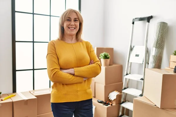 Mujer Rubia Mediana Edad Pie Con Los Brazos Cruzados Gesto — Foto de Stock