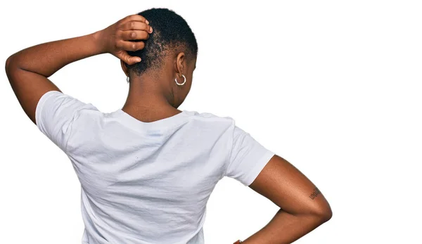 Mujer Afroamericana Joven Con Camiseta Blanca Casual Revés Pensando Duda — Foto de Stock