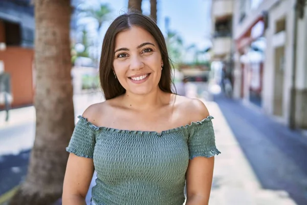 Gadis Hispanik Muda Tersenyum Berdiri Bahagia Kota — Stok Foto