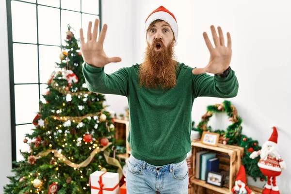 Redhead Man Long Beard Wearing Christmas Hat Christmas Tree Doing — 스톡 사진