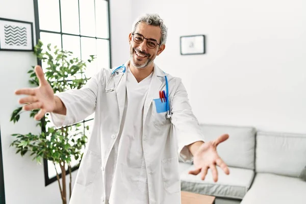 Middle Age Hispanic Man Wearing Doctor Uniform Stethoscope Waiting Room — Stockfoto