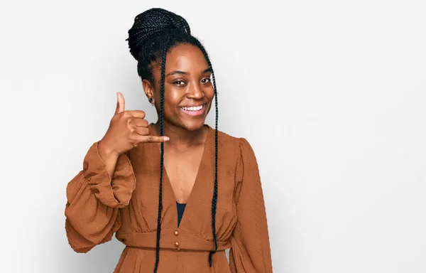 Młoda Afroamerykanka Luźnych Ciuchach Uśmiechnięta Wykonująca Telefon Ręką Palcami Jakby — Zdjęcie stockowe