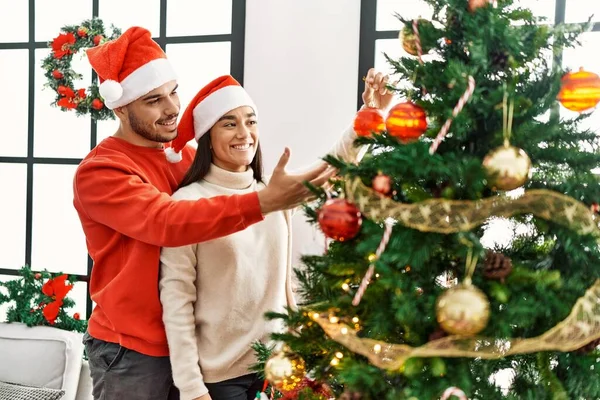 Jovem Casal Hispânico Sorrindo Feliz Decoração Árvore Natal Casa — Fotografia de Stock