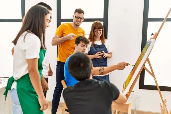 Grupo Personas Sonriendo Feliz Mirando Sorteo Pareja Estudio Arte — Foto de Stock