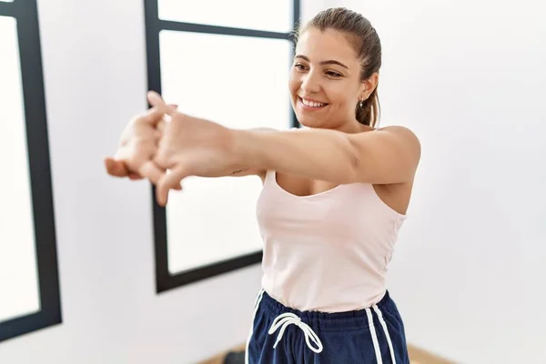 Ung Latinamerikansk Kvinna Ler Tryggt Stretching Sportcenter — Stockfoto