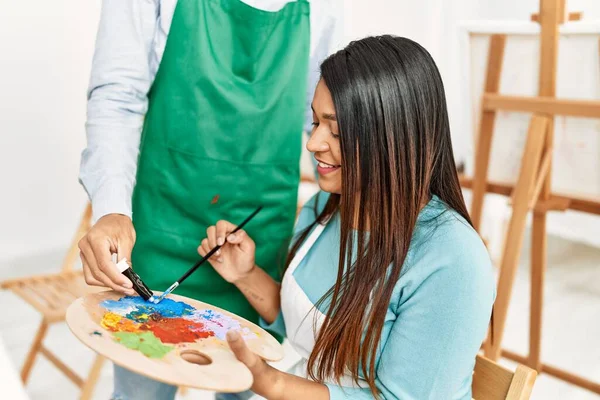 Joven Pareja Pintores Latinos Sonriendo Feliz Pintura Estudio Arte — Foto de Stock