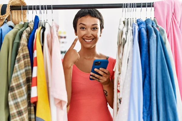 Young Hispanic Woman Short Hair Searching Clothes Clothing Rack Using — Stockfoto