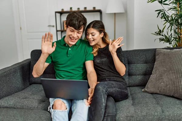 Jong Kaukasisch Paar Glimlachen Gelukkig Met Video Bellen Met Behulp — Stockfoto