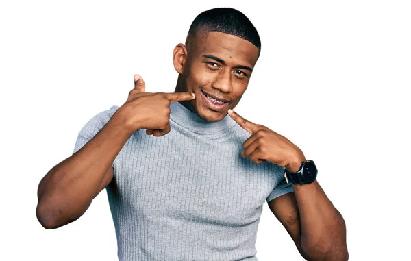 Young Black Man Wearing Casual Shirt Smiling Cheerful Showing Pointing — Stockfoto