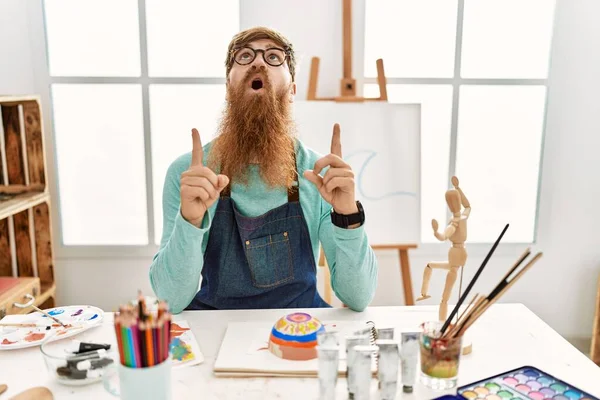 Redhead Man Long Beard Painting Clay Bowl Art Studio Amazed — Stok fotoğraf