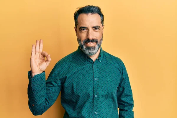 Hombre Mediana Edad Con Barba Pelo Gris Vistiendo Ropa Negocios —  Fotos de Stock