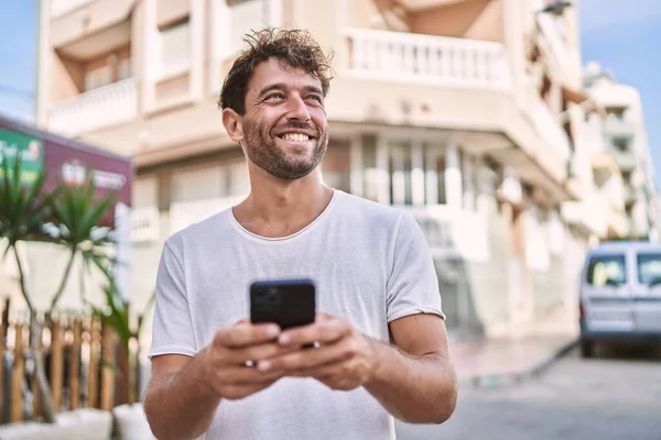 Sokakta Akıllı Telefon Kullanan Kendine Güvenen Genç Bir Spanyol — Stok fotoğraf