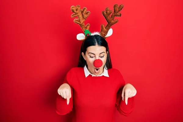 Young Hispanic Woman Wearing Deer Christmas Hat Red Nose Pointing — Stock fotografie