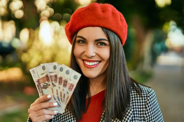 Jovem Hispânica Sorrindo Feliz Segurando Notas Rublo Russo Cidade — Fotografia de Stock