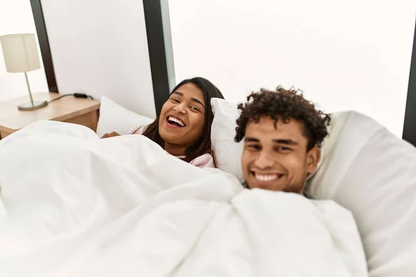 Joven Pareja Latina Cubriendo Con Sábanas Tumbadas Cama Dormitorio — Foto de Stock