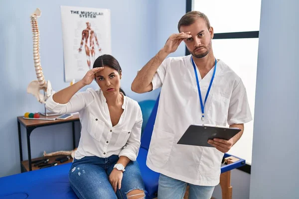 Jonge Spaanse Vrouw Bij Fysiotherapeut Afspraak Bezorgd Gestrest Een Probleem — Stockfoto