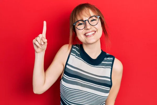 Redhead Ung Kvinna Bär Casual Kläder Och Glasögon Pekar Finger — Stockfoto