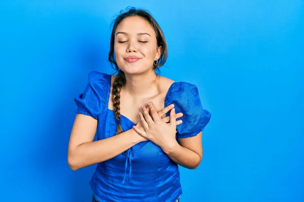 Chica Hispana Joven Con Ropa Casual Sonriendo Con Las Manos — Foto de Stock