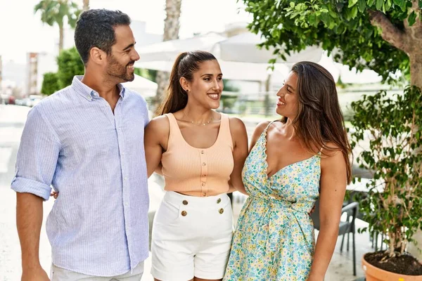 Tres Amigos Hispanos Sonriendo Felices Abrazándose Ciudad —  Fotos de Stock