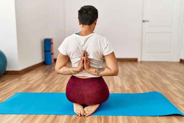 Young Hispanic Woman Back View Training Yoga Sport Center — Photo